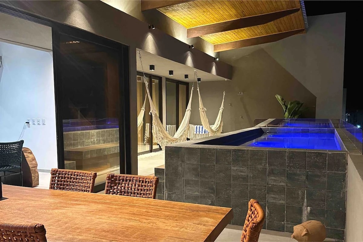 As três suítes têm vista para a piscina, cama box Queen e cama auxiliar de solteiro.