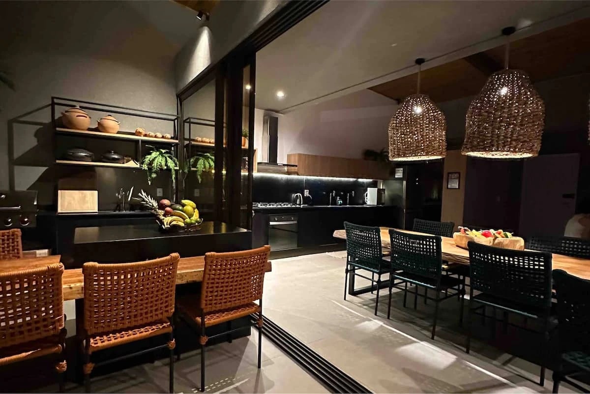 Espaço gourmet, sala e cozinha integrados em um único ambiente.