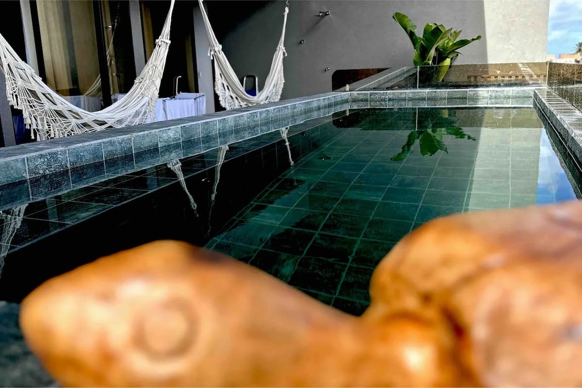 Fim de tarde visto de dentro da piscina.