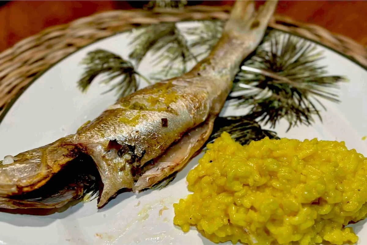 Peixe grelhado com pirão, um dos pratos preparados na cobertura.
