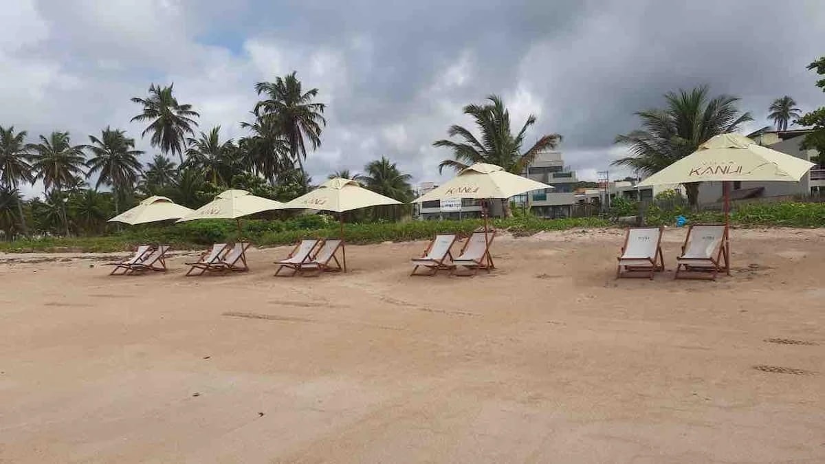 Espreguiçadeiras e guarda-sóis na Praia do Riacho.