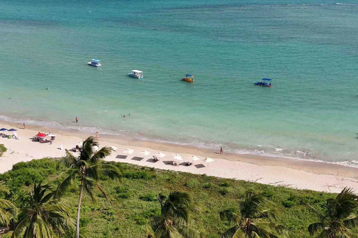 A Praia do Riacho, a 180 metros da cobertura.