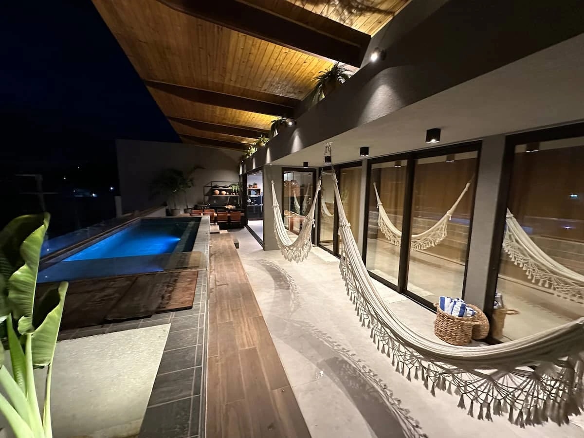 Corredor de redes com vista para a piscina.