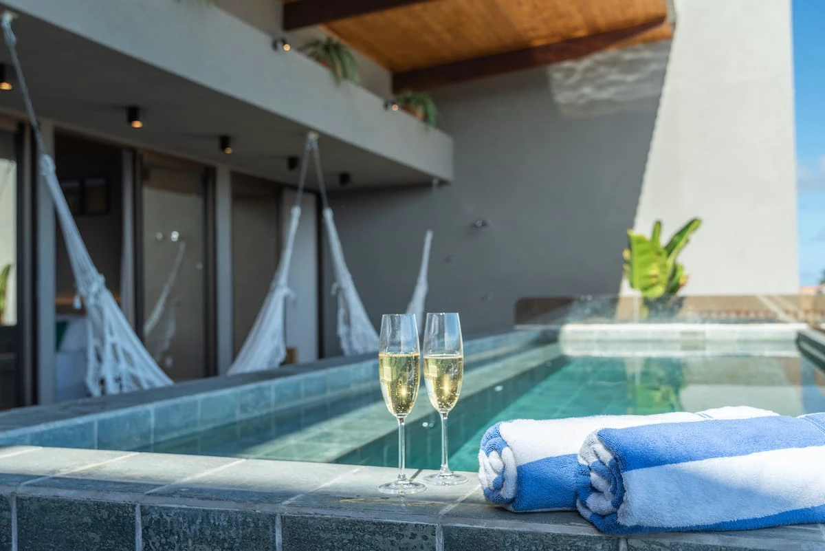 Detalhe da piscina com taças de espumante.