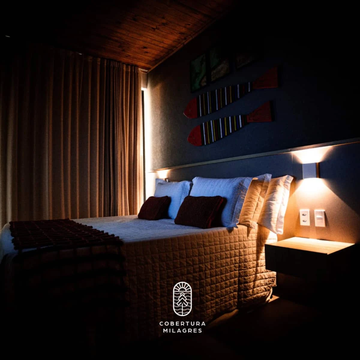Suíte com iluminação de leitura embutida na cabeceira.